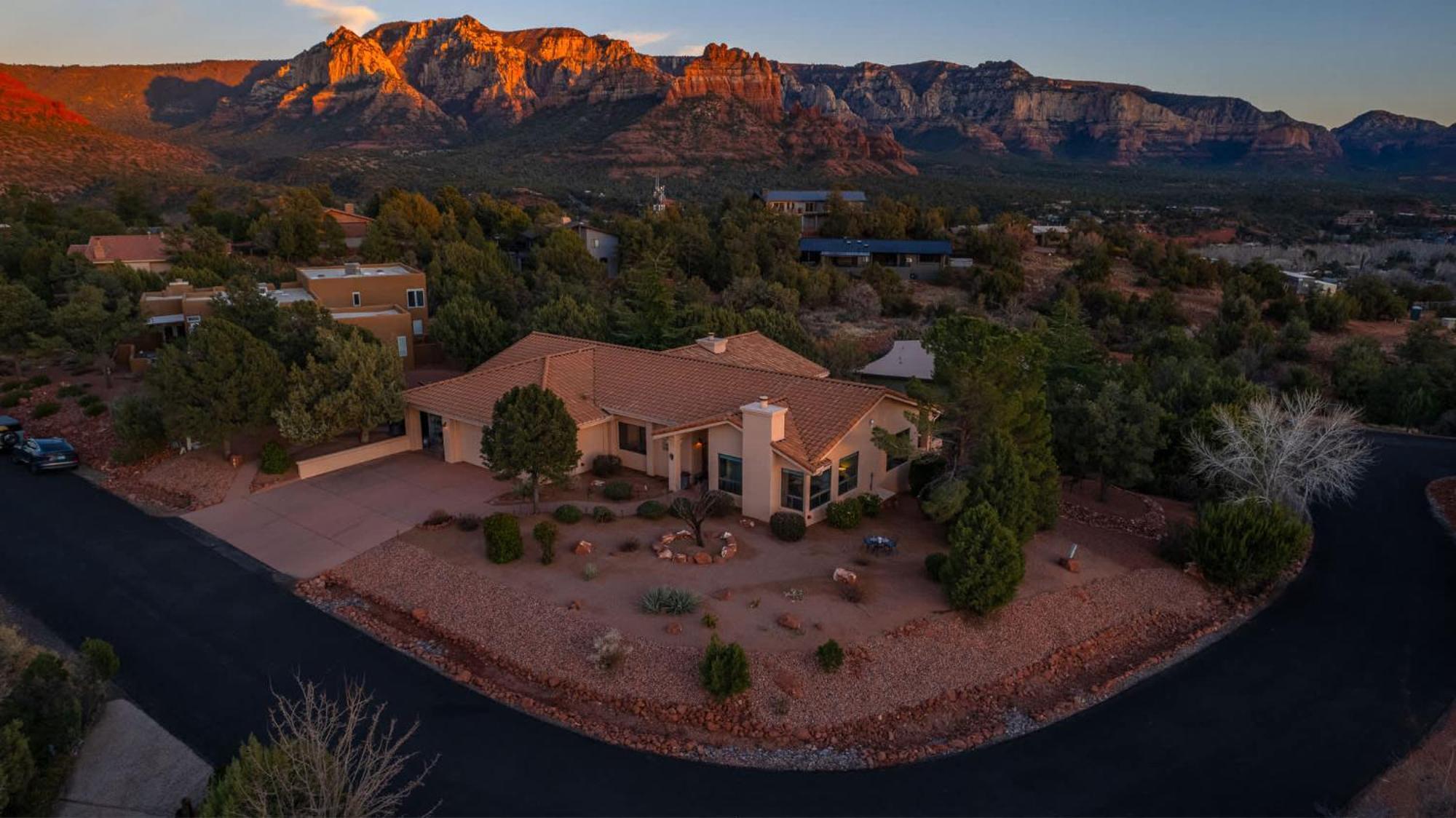 5 Bed 3 Bath Uptown Sedona-Game Room-Sauna-Cold Plunge-Jacuzzi-Gym Exterior photo