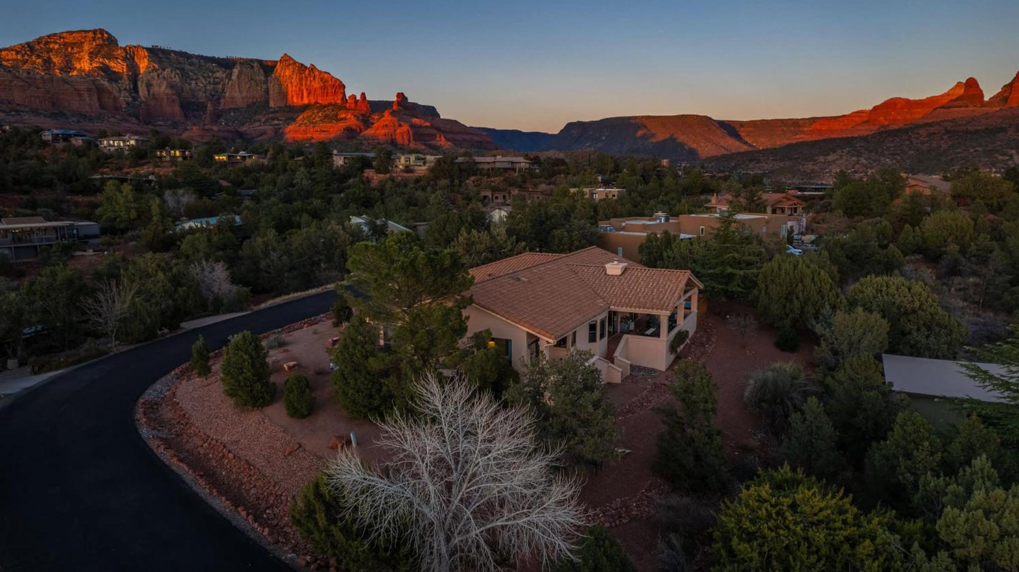 5 Bed 3 Bath Uptown Sedona-Game Room-Sauna-Cold Plunge-Jacuzzi-Gym Exterior photo